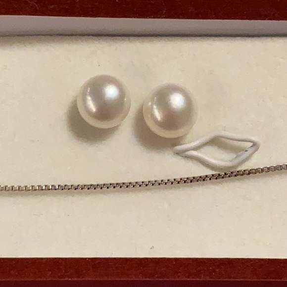 Cultured F.W. Pearls New In Box Necklace/Earrings - Picture 3 of 4